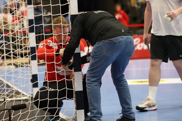 GER, 1 DAIKIN HBL, Bergischer HC vs Fuechse Berlin 22 02 2026, Mitsubishi Electric HALLE, Duesseldorf, GER, 1 DAIKIN HBL, Bergischer HC vs Fuechse Berlin , in the picture the net in the goal has to be reattached Lasse Ludwig Fuechse Berlin 1 , nordphotoxGmBHx xMeuter nph00351