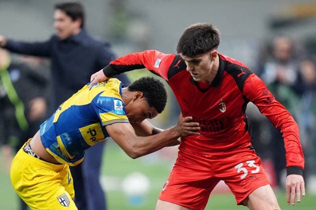 AC Milan s Davide Bartesaghi fights for the bass with Parma™s Sascha Britschgi during the Serie A soccer match between Ac Milan and Parma at the San Siro Stadium in Milan , north Italy - Sunday , February 22 , 2025. - Soccer .  Copyright: xSpada LaPressex