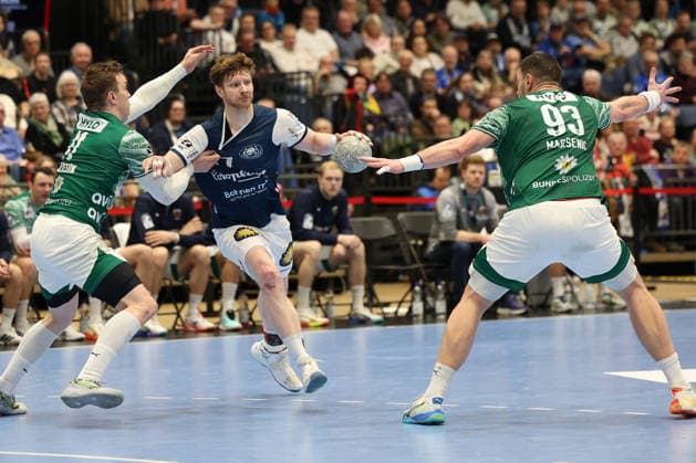 GER, 1 DAIKIN HBL, Bergischer HC vs Fuechse Berlin 22 02 2026, Mitsubishi Electric HALLE, Duesseldorf, GER, 1 DAIKIN HBL, Bergischer HC vs Fuechse Berlin , in the picture Johannes Wasielewski BHC 77 , in a duel against Lasse Andersson Fuechse Berlin 11 , Mijajlo Marsenić Fuechse Berlin 93 , nordphotoxGmBHx xMeuter nph00351