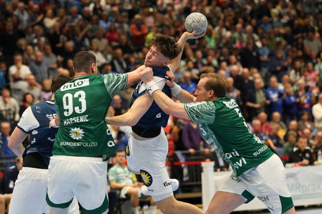 GER, 1 DAIKIN HBL, Bergischer HC vs Fuechse Berlin 22 02 2026, Mitsubishi Electric HALLE, Duesseldorf, GER, 1 DAIKIN HBL, Bergischer HC vs Fuechse Berlin , pictured Soeren Steinhaus BHC 53 , in a duel against Mijajlo Marsenić Fuechse Berlin 93 , Max Darj Fuechse Berlin 5 , nordphotoxGmBHx xMeuter nph00351