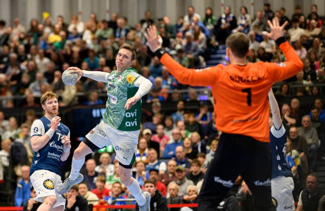 v l Lasse ANDERSSON B , Goalkeeper Christopher RUDECK BHC Throw, Action, Handball 1 Bundesliga, 22 Matchday, Bergischer HC BHC Füchse Berlin B , on 22 02 2026 in Düsseldorf Germany Mitsubishi Electric Halle