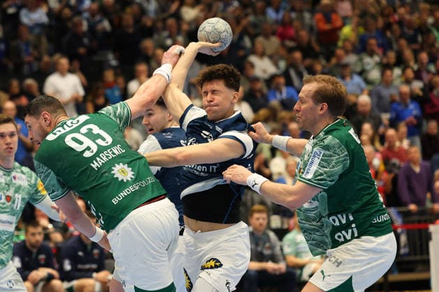GER, 1 DAIKIN HBL, Bergischer HC vs Fuechse Berlin 22 02 2026, Mitsubishi Electric HALLE, Duesseldorf, GER, 1 DAIKIN HBL, Bergischer HC vs Fuechse Berlin , pictured Soeren Steinhaus BHC 53 , in a duel against Mijajlo Marsenić Fuechse Berlin 93 , Max Darj Fuechse Berlin 5 , nordphotoxGmBHx xMeuter nph00351