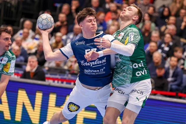 22 02 2026, Handball, HBL, Bergischer HC Füchse Berlin, Mitsubishi Electric HALLE Düsseldorf Soeren Steinhaus BHC 53 throws the ball on goal in a duel against Mathias Gidsel Füchse Berlin 19 North Rhine-Westphalia Germany
