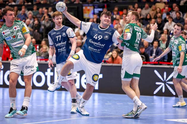 22 02 2026, Handball, HBL, Bergischer HC Füchse Berlin, Mitsubishi Electric HALLE Düsseldorf Aron Seesing BHC 49 throws the ball on goal in a duel against Mathias Gidsel Füchse Berlin 19 North Rhine-Westphalia Germany