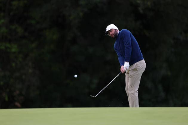 February 22, 2026, Pacific Palisades, California, USA: SCOTTIE SCHEFFLER chips on to the 12th green during the first round of the Genesis Invitational at the Riviera Country club in Pacific Palisades, California. Golf_PGATour_Genesis_Invitational  - ZUMAt158 20260222_zsp_t158_002 Copyright: xBrentonxTsex