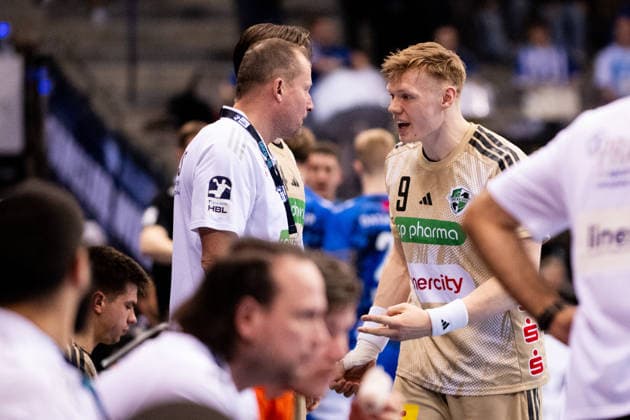 Vilhelm Poulsen, TSV Hannover Burgdorf, 09 does not agree with his coach Juan Carlos Pastor G mez, TSV Hannover Burgdorf, Trainer, Coach , TVB Stuttgart vs TSV Hannover Burgdorf, DAIKIN Handballbundesliga, 22 Spieltag, Saison 2025 2026, 22 02 2026 Eibner Pressefoto Andreas Ulmer TVB Stuttgart vs TSV Hannover Burgdorf, DAIKIN Handballbundesliga, 22 Spieltag, Saison 2025 2026, 22 02 2026 Stuttgart Copyright: xEibner-Pressefoto AndreasxUlmerx EP_AUR