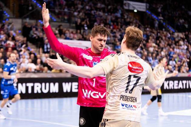 Mateusz Kornecki, TVB Stuttgart, 01, Goalkeeper against August Pedersen, TSV Hannover Burgdorf, 17 , TVB Stuttgart vs TSV Hannover Burgdorf, DAIKIN Handballbundesliga, 22 Matchday, Season 2025 2026, 22 02 2026 Eibner Pressefoto Andreas Ulmer TVB Stuttgart vs TSV Hannover Burgdorf, DAIKIN Handballbundesliga, 22 Matchday, Season 2025 2026, 22 02 2026 Stuttgart Copyright: xEibner-Pressefoto AndreasxUlmerx EP_AUR