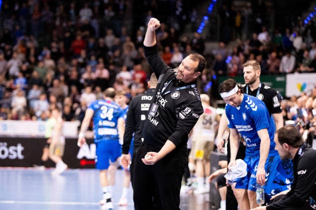 Misha Kaufmann, TVB Stuttgart, Coach Coach applauds already TVB Stuttgart vs TSV Hannover Burgdorf, DAIKIN Handballbundesliga, 22 Matchday, Season 2025 2026, 22 02 2026 Eibner Pressefoto Andreas Ulmer TVB Stuttgart vs TSV Hannover Burgdorf, DAIKIN Handballbundesliga, 22 Matchday, Season 2025 2026, 22 02 2026 Stuttgart Copyright: xEibner-Pressefoto AndreasxUlmerx EP_AUR