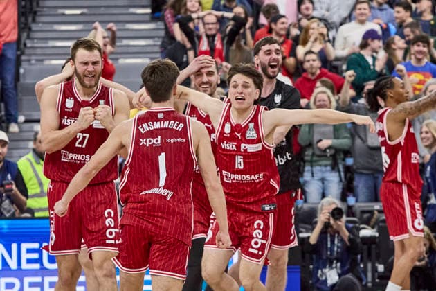 German Basketball League BBL Cup, BMA365 Bamberg BASKETS vs ALBA Berlin, Berlin ALBA, Bamberg BMA365 BASKETS, 2026 02 22 in Munich SAP Garden Gamechanger ENSMINGER Zachary BMA365 Bamberg BASKETS Point Guard PG Nr1 BAM1 , PETKOVIC Adrian BMA365 Bamberg BASKETS Point Guard PG Nr15 BAM15 sportworld Munich SAP Garden Bayern Germany