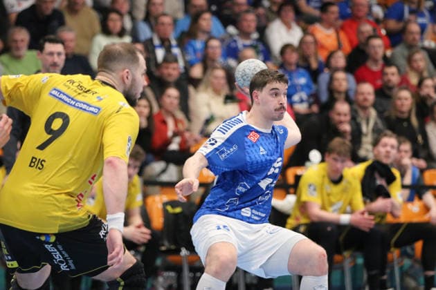22 02 2026 Handball Men 2025 2026 2 Handball Bundesliga 20 Matchday Dessau Roßlauer HV 06 HSC 2000 Coburg Anhalt Arena Dessau Marcel Nowak Dessau, 15, blue plays a pass Dessau Roßlau Sachsen Anhalt Germany