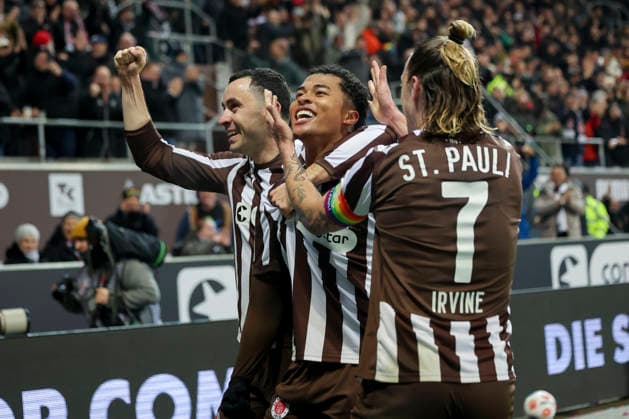 Joel Chima Fujita (FC St. Pauli) bejubelt seinen Treffer zum 2:1 mit Manolis Saliakas (FC St. Pauli) und Jackson Irvine (FC St. Pauli), Bundesliga, FC St. Pauli v SV Werder Bremen, Millerntor-Stadion am 22. February 2026 in Hamburg, Deutschland. (Foto von Marco Steinbrenner DeFodi Images) Joel Chima Fujita (FC St. Pauli) celebrates after scoring his teams second goal with Manolis Saliakas (FC St. Pauli) and Jackson Irvine (FC St. Pauli), Bundesliga, FC St. Pauli v SV Werder Bremen, Millerntor-Stadion, February 22, 2026 in Hamburg, Germany. (Photo by Marco Steinbrenner DeFodi Images) DFL regulations prohibit any use of photographs as image sequences and or quasi-video. - *** Joel Chima Fujita FC St Pauli celebrates scoring his teams second goal with Manolis Saliakas FC St Pauli and Jackson Irvine FC St Pauli , Bundesliga, FC St Pauli v SV Werder Bremen, Millerntor Stadion, February 22, 2026 in Hamburg, Germany Photo by Marco Steinbrenner DeFodi Images Joel Chima Fujita FC St Pauli celebrates after scoring his teams second goal with Manolis Saliakas FC St Pauli and Jackson Irvine FC St Pauli , Bundesliga, FC St Pauli v SV Werder Bremen, Millerntor Stadion, February 22, 2026 in Hamburg, Germany Photo by Marco Steinbrenner DeFodi Images DFL regulations prohibit any use of photographs as image sequences and or quasi video