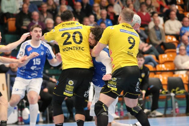 22 02 2026 Handball Men 2025 2026 2 Handball Bundesliga 20 Matchday Dessau Roßlauer HV 06 HSC 2000 Coburg Anhalt Arena Dessau Jakub Powarzynski Dessau, 14, blue is blocked by Tin Kontrec Coburg, 20, yellow and Bartlomiej Bis Coburg, 9, yellow Dessau Roßlau Sachsen Anhalt Germany