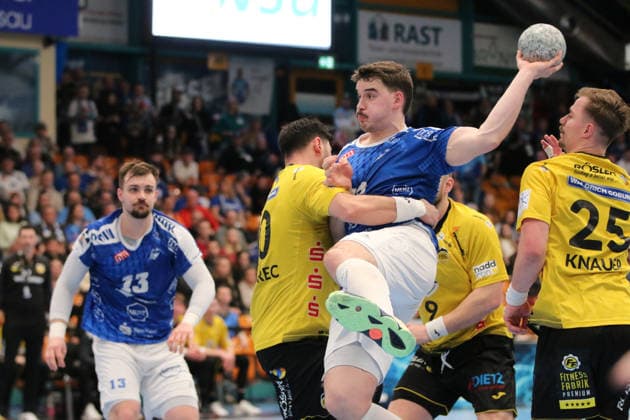 22 02 2026 Handball Men 2025 2026 2 Handball Bundesliga 20 Matchday Dessau Roßlauer HV 06 HSC 2000 Coburg Anhalt Arena Dessau Marcel Nowak Dessau, 15, blue is held on a throw by Tin Kontrec Coburg, 20, yellow Dessau Roßlau Saxony Anhalt Germany