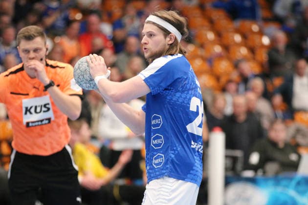 22 02 2026 Handball Men 2025 2026 2 Handball Bundesliga 20 Matchday Dessau Roßlauer HV 06 HSC 2000 Coburg Anhalt Arena Dessau Mika Schüler Dessau, 23, blue in front of a seven-meter penalty Dessau Roßlau Sachsen Anhalt Germany