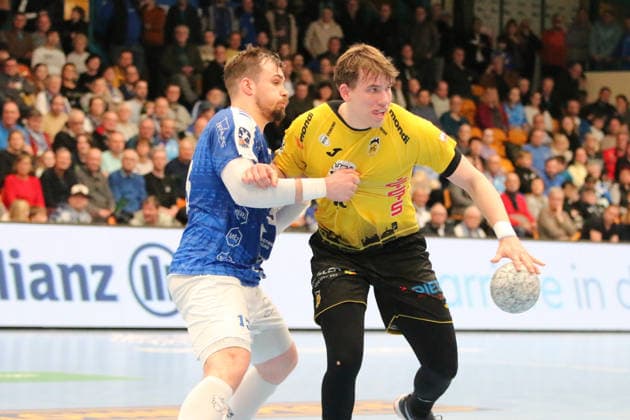 22 02 2026 Handball Men 2025 2026 2 Handball Bundesliga 20 Matchday Dessau Roßlauer HV 06 HSC 2000 Coburg Anhalt Arena Dessau Janis Valkovskis Coburg, 26, yellow on the ball He is held by Valentin Neagu Dessau, 13, blue Dessau Roßlau Saxony Anhalt Germany