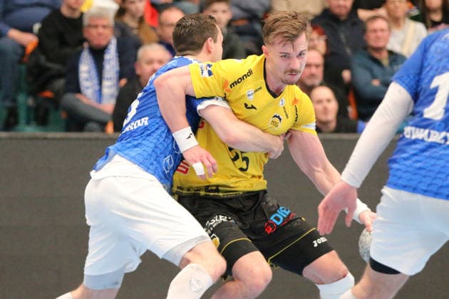 22 02 2026 Handball Men 2025 2026 2 Handball Bundesliga 20 Matchday Dessau Roßlauer HV 06 HSC 2000 Coburg Anhalt Arena Dessau Jakob Knauer Coburg, 25, yellow is held by Fynn Gonschor Dessau, 3, blue Dessau Roßlau Saxony Anhalt Germany
