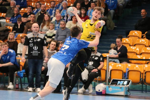 22 02 2026 Handball Men 2025 2026 2 Handball Bundesliga 20 Matchday Dessau Roßlauer HV 06 HSC 2000 Coburg Anhalt Arena Dessau Marin Lisac Coburg, 22, yellow throwing Carl Phillip Haake Dessau, 7, blue cant stop him Dessau Roßlau Sachsen Anhalt Germany