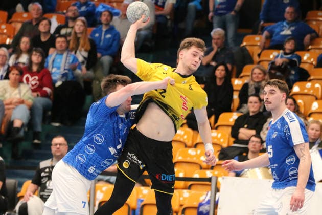 22 02 2026 Handball Men 2025 2026 2 Handball Bundesliga 20 Matchday Dessau Roßlauer HV 06 HSC 2000 Coburg Anhalt Arena Dessau Marin Lisac Coburg, 22, yellow throwing Carl Phillip Haake Dessau, 7, blue cant stop him Dessau Roßlau Sachsen Anhalt Germany