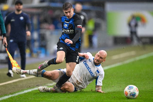 Paderborn, Home Deluxe Arena, 22 02 26, GER, Herren, 2 Bundesliga, Saison 2025 2026, SC Paderborn 07 Hertha BSC Berlin Bild v li im Zweikampf Nick BAETZNER Paderborn und Toni LEISTNER Hertha BSC DFL regulations prohibit any use of photographs as image sequences and or quasi video NRW Deutschland