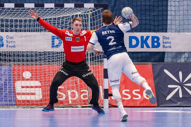 22 02 2026, Handball, HBL, Bergischer HC Füchse Berlin, Mitsubishi Electric HALLE Düsseldorf Lasse Ludwig Füchse Berlin 01 defends against Noah Beyer BHC 02 North Rhine-Westphalia Germany