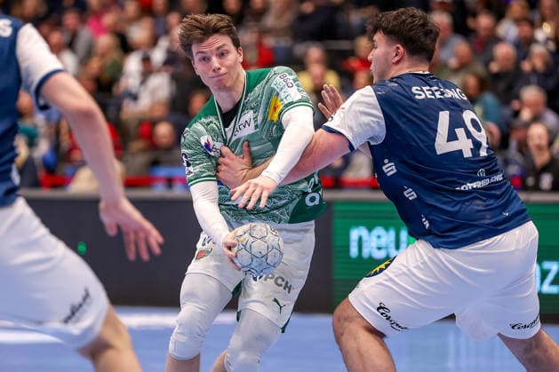 22 02 2026, Handball, HBL, Bergischer HC Füchse Berlin, Mitsubishi Electric HALLE Düsseldorf Nils Lichtlein Füchse Berlin 17 in duel against Aron Seesing BHC 49 North Rhine-Westphalia Germany