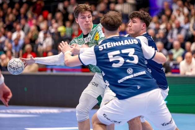 22 02 2026, Handball, HBL, Bergischer HC Füchse Berlin, Mitsubishi Electric HALLE Düsseldorf Nils Lichtlein Füchse Berlin 17 in duel against Aron Seesing BHC 49 Soeren Steinhaus BHC 53 North Rhine-Westphalia Germany