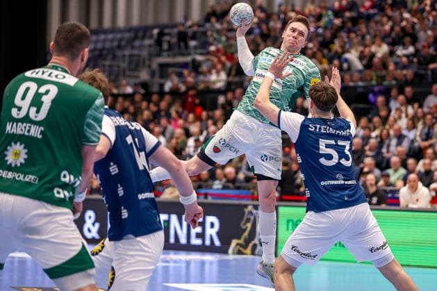 22 02 2026, Handball, HBL, Bergischer HC Füchse Berlin, Mitsubishi Electric HALLE Düsseldorf Lasse Andersson Füchse Berlin 11 throws the ball on goal against Soeren Steinhaus BHC 53 North Rhine-Westphalia Germany