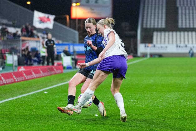 22 02 2026, xydrx, Women Football, 1 Soccer Bundesliga, SGS Essen RB Leipzig, Season 2025 2026, Stadion an der Hafenstraße Marlene Mueller RB Leipzig 27 in duel against Paula Flach SGS Essen 5 DFB regulations prohibit any use of photographs as image sequences and or quasi video Photo xYannisxDreimannxPressefotoKochx Nordrhein Westfahlen Germany