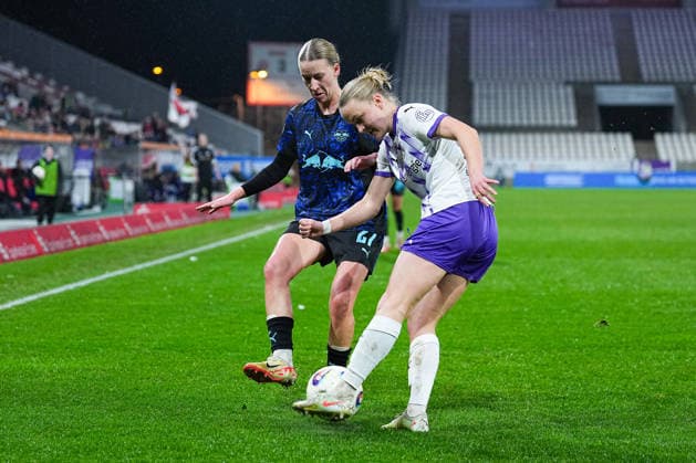 22 02 2026, xydrx, Women Football, 1 Soccer Bundesliga, SGS Essen RB Leipzig, Season 2025 2026, Stadion an der Hafenstraße Marlene Mueller RB Leipzig 27 in duel against Paula Flach SGS Essen 5 DFB regulations prohibit any use of photographs as image sequences and or quasi video Photo xYannisxDreimannxPressefotoKochx Nordrhein Westfahlen Germany