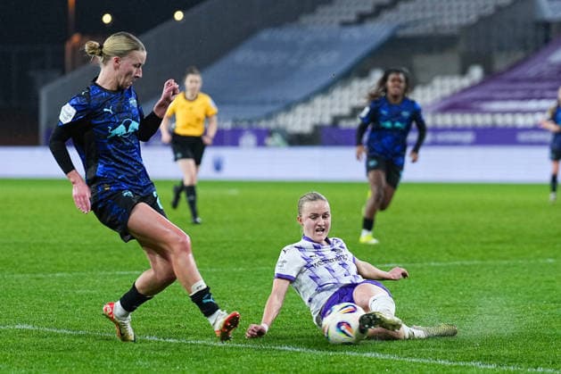 22 02 2026, xydrx, Women Football, 1 Soccer Bundesliga, SGS Essen RB Leipzig, Season 2025 2026, Stadion an der Hafenstraße Marlene Mueller RB Leipzig 27 in duel against Paula Flach SGS Essen 5 DFB regulations prohibit any use of photographs as image sequences and or quasi video Photo xYannisxDreimannxPressefotoKochx Nordrhein Westfahlen Germany