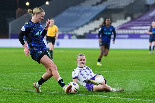 22 02 2026, xydrx, Women Football, 1 Soccer Bundesliga, SGS Essen RB Leipzig, Season 2025 2026, Stadion an der Hafenstraße Marlene Mueller RB Leipzig 27 in duel against Paula Flach SGS Essen 5 DFB regulations prohibit any use of photographs as image sequences and or quasi video Photo xYannisxDreimannxPressefotoKochx Nordrhein Westfahlen Germany
