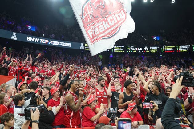 Bamberg Baskets players celebrate the cup victory with their fans in the fan block, Emotions, Joy, GER, BMA365 Bamberg Baskets vs Alba Berlin, Basketball, BBL Pokal, BMW TOP FOUR, Final, Season 2025 2026, 22 02 2026, GER, BMA365 Bamberg Baskets vs Alba Berlin, Basketball, BBL Pokal, BMW TOP FOUR, Final, Season 2025 2026, 22 02 2026 Muenchen Copyright: xEibner-Pressefoto JennixMaulx EP_JML