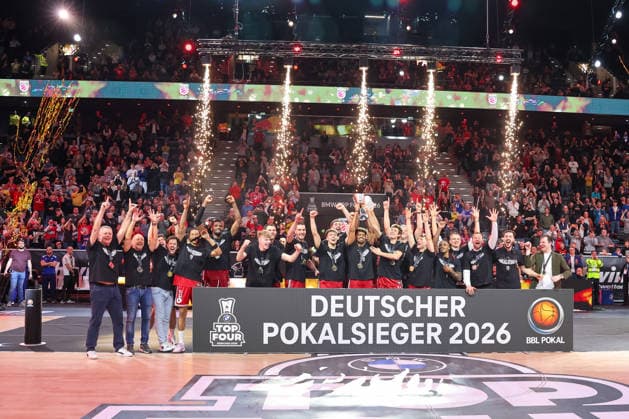 Die Spieler der Bamberg Baskets feiern den Pokalsieg, Emotionen, Freude, Sieger, GER, BMA365 Bamberg Baskets vs. Alba Berlin, Basketball, BBL Pokal, BMW TOP FOUR, Finale, Saison 2025 2026, 22.02.2026, GER, BMA365 Bamberg Baskets vs. Alba Berlin, Basketball, BBL Pokal, BMW TOP FOUR, Finale, Saison 2025 2026, 22.02.2026 Muenchen *** Bamberg Baskets players celebrate cup victory, Emotions, Joy, Winner, GER, BMA365 Bamberg Baskets vs Alba Berlin, Basketball, BBL Cup, BMW TOP FOUR, Final, Season 2025 2026, 22 02 2026, GER, BMA365 Bamberg Baskets vs Alba Berlin, Basketball, BBL Cup, BMW TOP FOUR, Final, Season 2025 2026, 22 02 2026 Muenchen Copyright: xEibner-Pressefoto JennixMaulx EP_JML