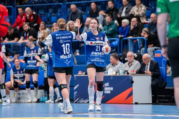 HSG Blomberg Lippe GER vs MOL Esztergom HUN , Handball, EHF European League Women, Group Phase, 22 2 2026, Season 2025 2026, Lemgo Maxi Muehlner HSG Blomberg Lippe, 10 and Nuria Bucher HSG Blomberg Lippe, 21 in front of a 7 meter throw Lemgo Phoenix Contact Arena Germany
