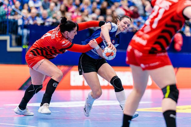 v l Anett Kisfaludy MOL Esztergom, 14 , Nuria Bucher HSG Blomberg Lippe, 21 GER, HSG Blomberg Lippe GER vs MOL Esztergom HUN , Handball, EHF European League Women, Group Phase, 22 02 2026 GER, HSG Blomberg Lippe GER vs MOL Esztergom HUN , Handball, EHF European League Women, Group Phase, 22 02 2026 Lemgo Copyright: xEibner-Pressefoto JanxRollingerx EP_JSK