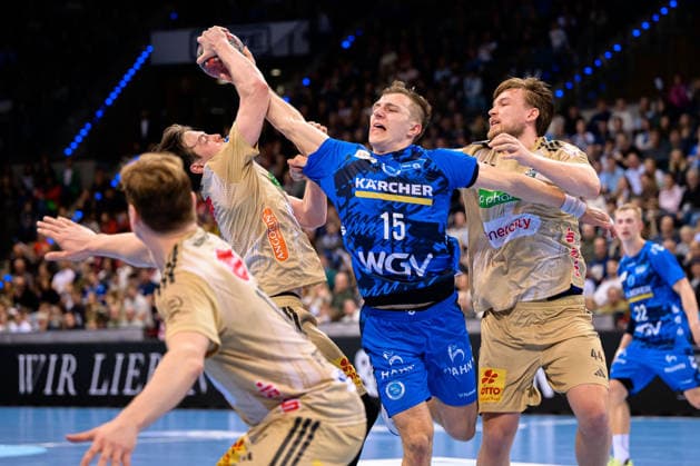 Stuttgart HBL 25 26 TVB Stuttgart TSV Hannover Burgdorf from left in duel Leif Tissier Hannover , Simone Mengon Stuttgart , Thomas Alfred Solstad Hannover Stuttgart Porsche Arena Baden Württemberg Germany