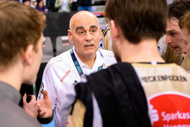 Stuttgart HBL 25 26 TVB Stuttgart TSV Hannover Burgdorf Coach Juan Carlos Pastor Gomez Hannover Stuttgart Porsche Arena Baden Württemberg Germany