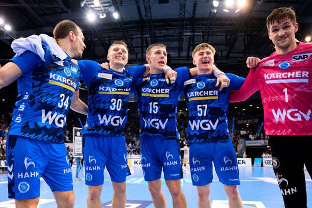 Stuttgart HBL 25 26 TVB Stuttgart TSV Hannover Burgdorf from left Kai Häfner Haefner Stuttgart , Marco Mengon Stuttgart , Simone Mengon Stuttgart , Jakob Nigg Stuttgart , Torhueter Mateusz Kornecki Stuttbart Final cheer Final cheer Emotion Joy Stuttgart Porsche Arena Baden Württemberg Germany