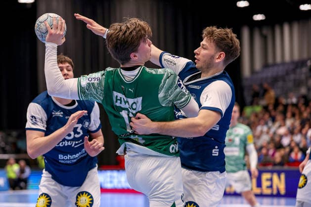 22 02 2026, Handball, HBL, Bergischer HC Füchse Berlin, Mitsubishi Electric HALLE Düsseldorf Nils Lichtlein Füchse Berlin 17 in duel against Lukas Becher BHC 07 Nordrhein Westfalen Germany