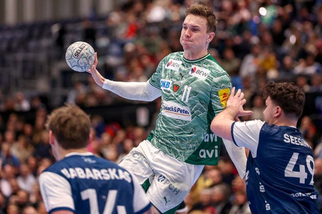 22 02 2026, Handball, HBL, Bergischer HC Füchse Berlin, Mitsubishi Electric HALLE Düsseldorf Lasse Andersson Füchse Berlin 11 throws the ball on goal in a duel against Aron Seesing BHC 49 Nordrhein Westfalen Germany