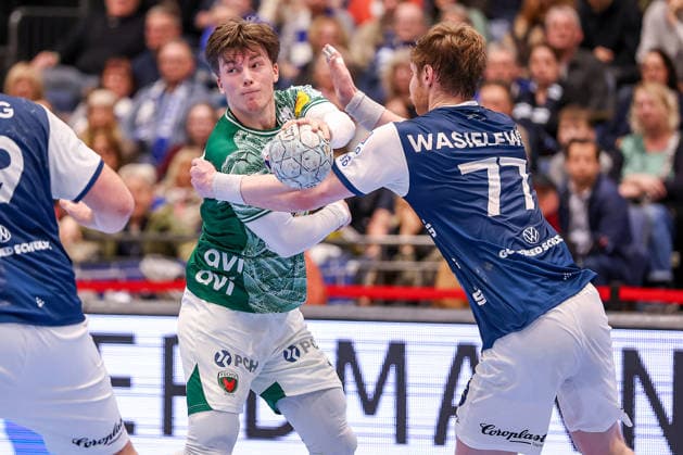 22 02 2026, Handball, HBL, Bergischer HC Füchse Berlin, Mitsubishi Electric HALLE Düsseldorf Nils Lichtlein Füchse Berlin 17 in duel against Johannes Wasielewski BHC 77 North Rhine-Westphalia Germany