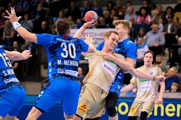 Stuttgart HBL 25 26 TVB Stuttgart TSV Hannover Burgdorf from left in a duel Marco Mengon Stuttgart , Marian Michalczik Hannover , Linus Schmid Stuttgart Stuttgart Porsche Arena Baden Württemberg Germany