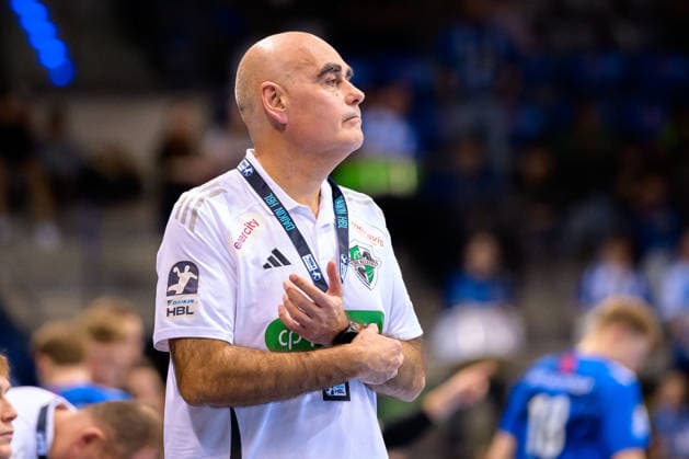 Stuttgart HBL 25 26 TVB Stuttgart TSV Hannover Burgdorf Coach Juan Carlos Pastor Gomez Hannover Stuttgart Porsche Arena Baden Württemberg Germany