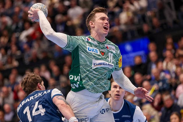 22 02 2026, Handball, HBL, Bergischer HC Füchse Berlin, Mitsubishi Electric HALLE Düsseldorf Lasse Andersson Füchse Berlin 11 throws the ball on goal against Gerdas Babarskas BHC 14 North Rhine-Westphalia Germany