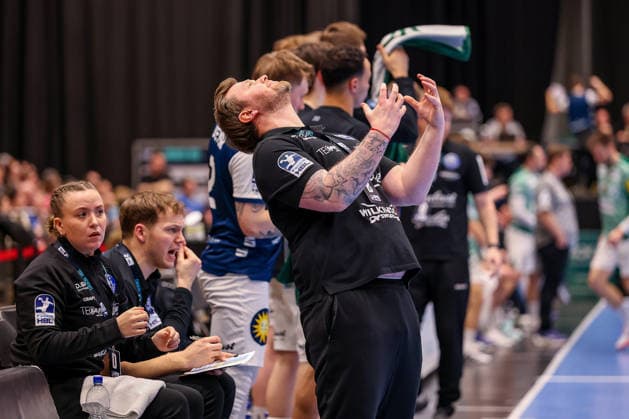 22 02 2026, Handball, HBL, Bergischer HC Füchse Berlin, Mitsubishi Electric HALLE Düsseldorf Head coach Arnor Gunnarsson BHC hc disappointed disappointment gesticulating on the sidelines North Rhine-Westphalia Germany