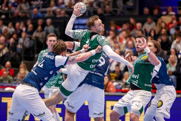 22 02 2026, Handball, HBL, Bergischer HC Füchse Berlin, Mitsubishi Electric HALLE Düsseldorf Mathias Gidsel Füchse Berlin 19 throws the ball on goal against Gerdas Babarskas BHC 14 Aron Seesing BHC 49 North Rhine-Westphalia Germany