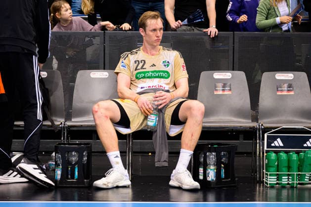 Stuttgart: HBL- 25 26 - TVB Stuttgart - TSV Hannover-Burgdorf Marian Michalczik (Hannover) unzufrieden enttäuscht enttaeuscht niedergeschlagen frustriert, Stuttgart Porsche Arena Baden-Württemberg Deutschland *** Stuttgart HBL 25 26 TVB Stuttgart TSV Hannover Burgdorf Marian Michalczik Hannover dissatisfied disappointed dejected frustrated, Stuttgart Porsche Arena Baden Württemberg Germany