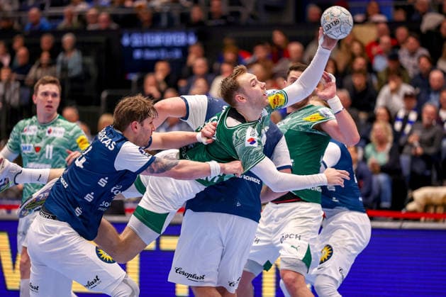 22 02 2026, Handball, HBL, Bergischer HC Füchse Berlin, Mitsubishi Electric HALLE Düsseldorf Mathias Gidsel Füchse Berlin 19 throws the ball on goal against Gerdas Babarskas BHC 14 Aron Seesing BHC 49 North Rhine-Westphalia Germany