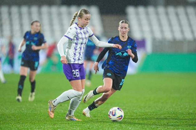 22 02 2026, xydrx, Women Football, 1 Soccer Bundesliga, SGS Essen RB Leipzig, Season 2025 2026, Stadion an der Hafenstraße Teresa Buonarroti SGS Essen 27 in duel against Marlene Mueller RB Leipzig 27 DFB regulations prohibit any use of photographs as image sequences and or quasi video Photo xYannisxDreimannxPressefotoKochx Nordrhein Westfahlen Germany