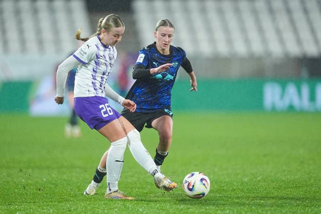 22 02 2026, xydrx, Women Football, 1 Soccer Bundesliga, SGS Essen RB Leipzig, Season 2025 2026, Stadion an der Hafenstraße Teresa Buonarroti SGS Essen 27 in duel against Marlene Mueller RB Leipzig 27 DFB regulations prohibit any use of photographs as image sequences and or quasi video Photo xYannisxDreimannxPressefotoKochx Nordrhein Westfahlen Germany